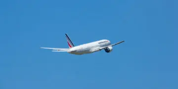 法国航空将逐步增加航班频次；预计于2023年7月1日起，每日运营巴黎戴高乐机场飞往北京、上海和香港的航班