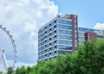 万豪国际集团进一步拓展大湾区布局 深圳前海华侨城JW万豪酒店-光之翼正式启幕
