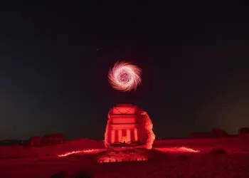 阿尔乌拉沙漠之城的黑格拉上空将呈现灯光雕塑秀