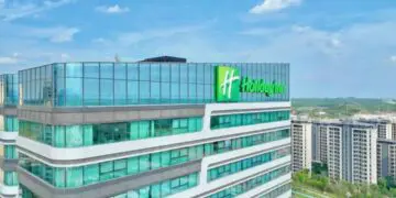这个开遍全球的国际品牌，点亮成都全新山水之境