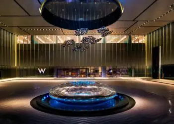 2025年苏州W酒店「追光逐夏·热辣婚礼」宴会秀璀璨启幕 为宾客呈现婚礼、派对及宴会一站式解决方案