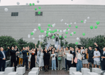 绿意作证，爱意满溢：济南鲁能希尔顿酒店及公寓与天源创意婚礼公司联手打造“天悦希境”夏日户外婚礼沙龙