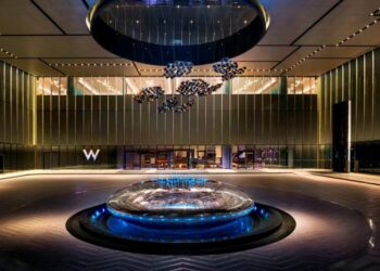 2025年苏州W酒店「追光逐夏·热辣婚礼」宴会秀璀璨启幕 为宾客呈现婚礼、派对及宴会一站式解决方案