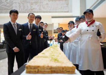 厦门马哥孛罗东方大酒店10米拿破仑酥震撼登场 甜蜜风暴席卷鹭岛