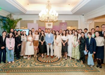 【灼华新境 · 凤起东方】贾宸澜艺术展于北京丽思卡尔顿酒店盛大启幕 ——东方工笔邂逅当代美学，艺术家联名端午礼粽同步发布