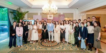 【灼华新境 · 凤起东方】贾宸澜艺术展于北京丽思卡尔顿酒店盛大启幕 ——东方工笔邂逅当代美学,艺术家联名端午礼粽同步发布